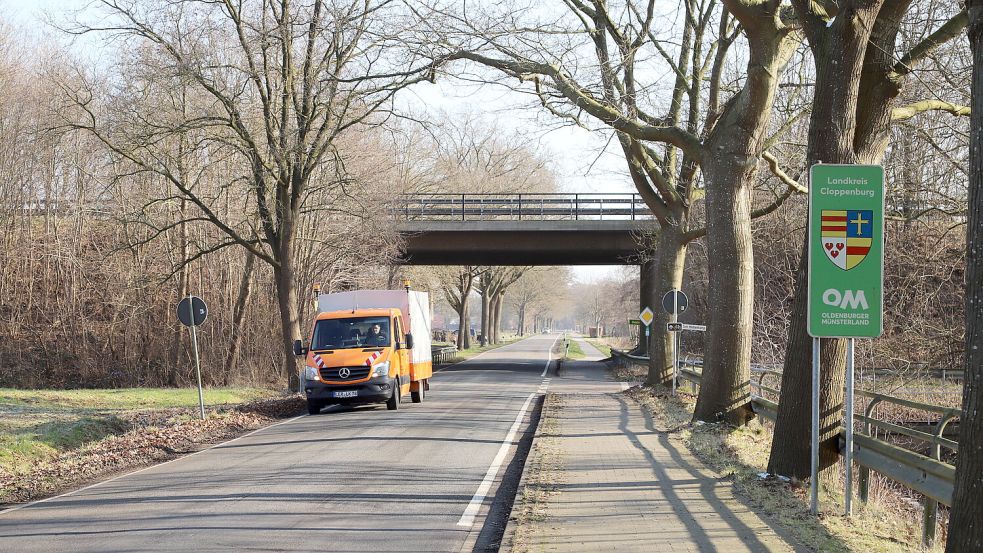 An der Grenze zum Landkreis Leer in Idafehn-Nord beginnt im Saterland der Ausbau des Radweges an der K 145. Die Strecke führt von Bokelesch bis Osterhausen am Elisabethfehnkanal. Foto: Passmann