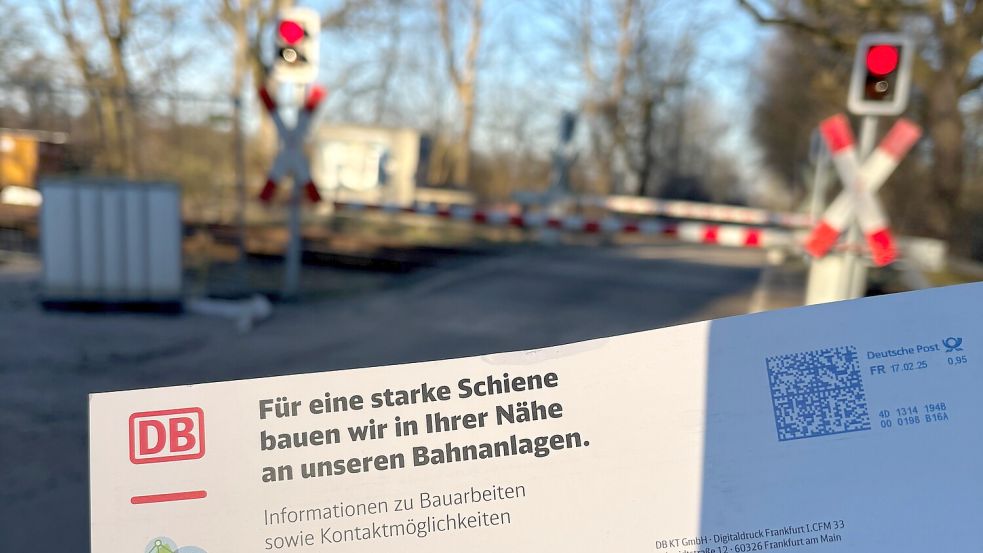 Zahlreiche Westoverledinger Haushalte haben in diesen Tagen eine Postkarte erhalten. Mit der kündigt die Deutsche Bahn Sperrungen von Bahnübergängen an - unter anderem auch den am Leegmeedlandsweg (Foto) in Ihrhove. Foto: Ammermann