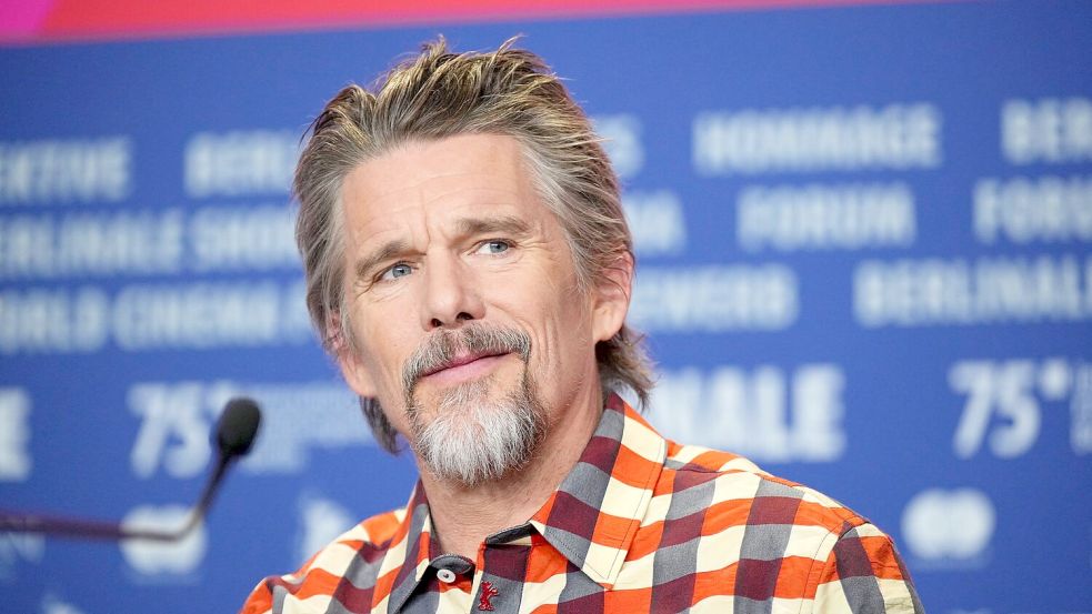 Ethan Hawke legt einen starken Auftritt in „Blue Moon“ hin. (Archivbild) Foto: Sören Stache/dpa