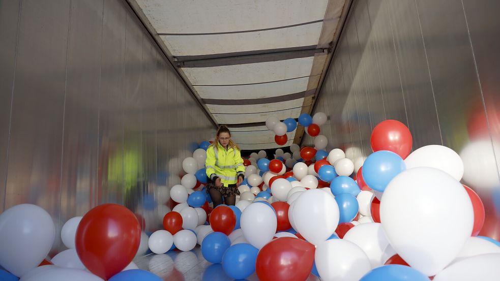 Die Luftballon-Aktion in Ramsloh: Mit einem Laubbläser wurden die Ballons in einen Lkw gepustet und dann zum Festzelt transportiert. Foto: Privat