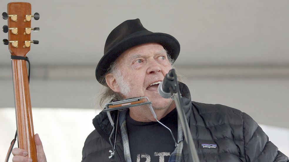 Auch mit 79 Jahren kein bisschen leise: Rocklegende Neil Young, hier bei einem Auftritt während einer Kundgebung in seiner Heimat Kanada. Foto: Hipolito/The Canadian Press/AP/DPA