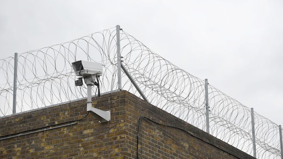 Die Frau soll auch auf dem Schoß des Mannes gesessen haben. (Symbolbild) Foto: Victoria Jones/Press Association/dpa