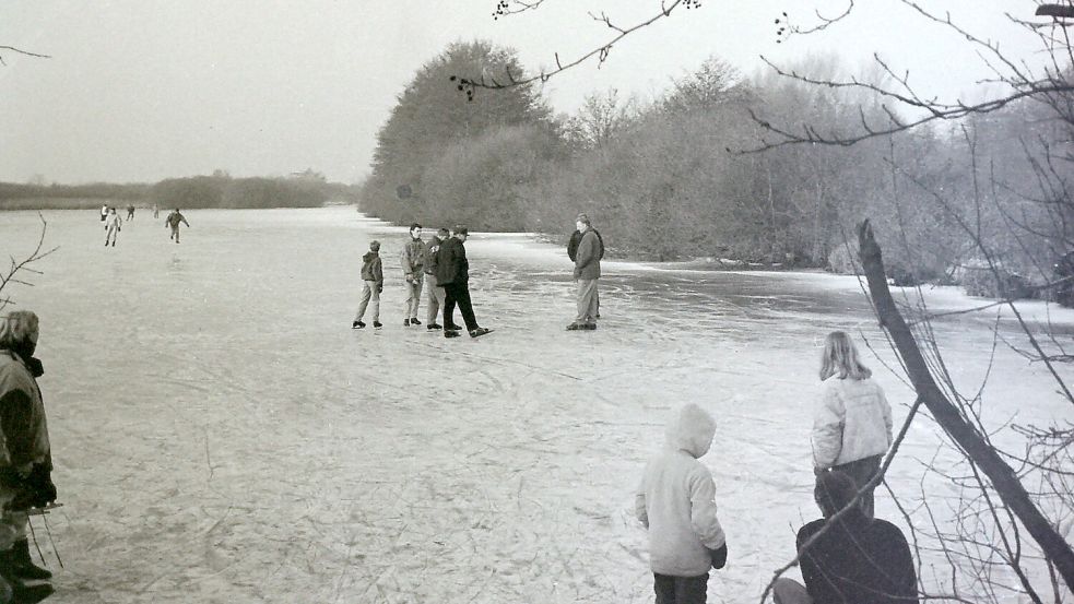 •Selbst an Neujahr 1992 lockte das Langholter Meer viele Eisläufer. Fotos: GA-Archiv