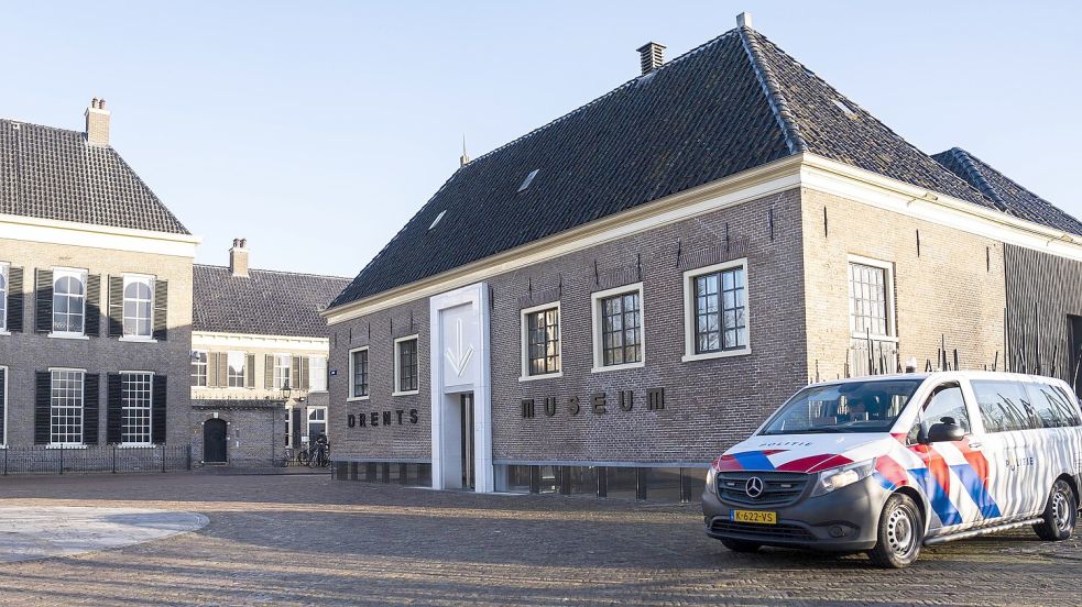 Ein Polizeifahrzeug steht am Freitag vor dem Drents Museum in Assen. Am 31. Januar wurde das Haus nach dem Kunstraub eine Woche zuvor wieder geöffnet. Foto: Jumelet/ANP/Imago Images