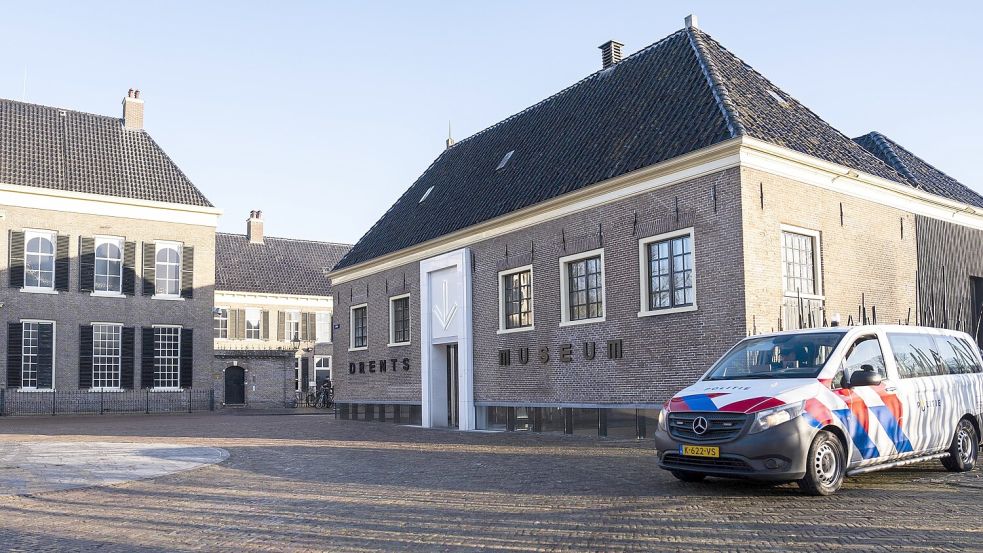 Ein Polizeifahrzeug steht vor dem Drents Museum in Assen. In der Nacht auf den 25. Januar wurde aus dem Haus wertvolle Kunstschätze aus Gold gestohlen. Foto: Jumelet/ANP/Imago Images