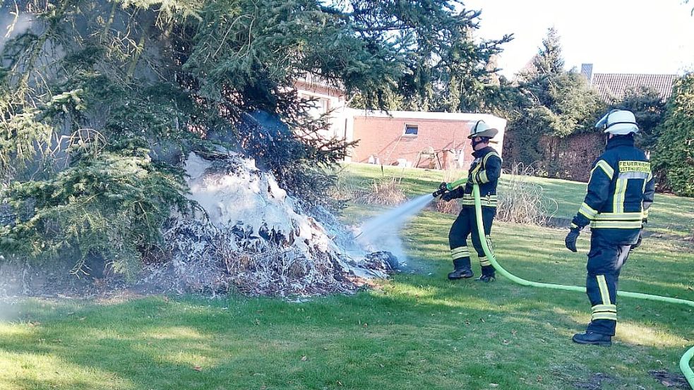 Ein Haufen Grasschnitt geriet in Brand. Foto: S. Stratmann