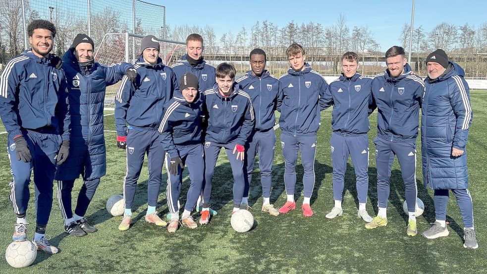 Gut eingepackt trafen sich (von links) David Kébé, Trainer Markus Unger, Tim Dietrich, Kai Kaissis (vorne), Marcel Bergmann, Mika Eickhoff (vorne), Said Abbey, Joshua Dudock, Luis Podolski, Dennis Engel und Trainer Stefan Emmerling zu einer Mittagseinheit auf dem Kunstrasenplatz von RW Emden. Foto: Herzog