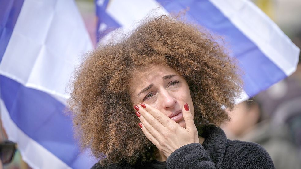 Weinende Frau auf dem Platz der Geiseln in Tel Aviv. Foto: Oded Balilty/AP/dpa