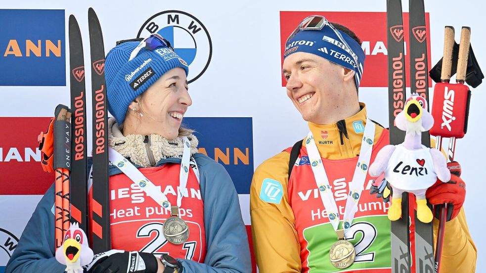 Franziska Preuß und Justus Strelow strahlen auf dem Siegerpodest. Foto: Martin Schutt/dpa