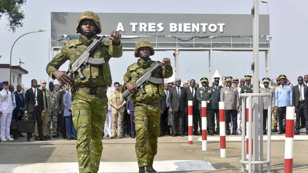 Frankreich bleibt mit einem Restkontingent von etwa 80 Soldaten in der Elfenbeinküste präsent. Foto: Diomande Ble Blonde/AP/dpa