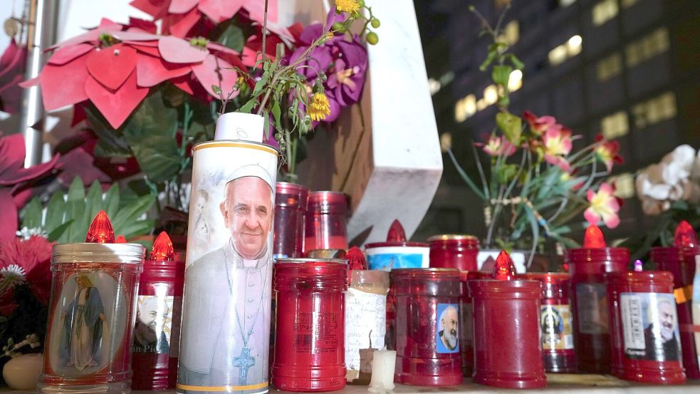 Die Sorge um Papst Franziskus ist seit seiner Einlieferung in die Gemelli-Klinik unter Gläubigen auf der ganzen Welt groß. Foto: Domenico Stinellis/AP/dpa