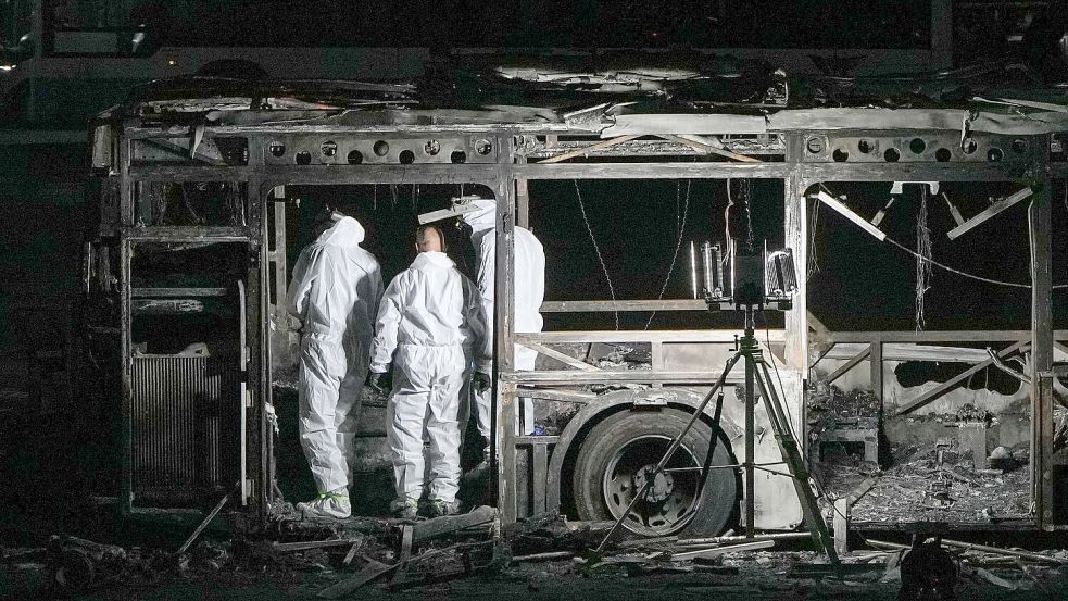 Israels Polizei spricht nach den Bus-Explosionen von einem „mutmaßlichen Terroranschlag“. Foto: Ohad Zwigenberg/AP/dpa