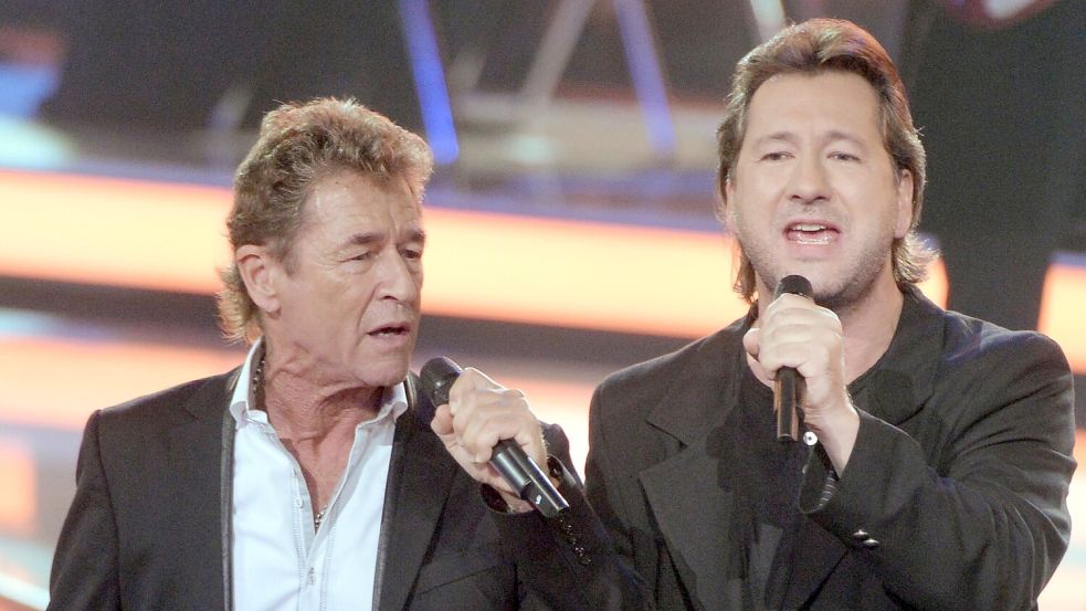 Peter Maffay - hier mit Karat-Sänger Claudius Dreilich (rechts) - hat noch vor dem Mauerfall den Karat-Song „Über sieben Brücken musst Du gehn“ gecovert. (Archivbild) Foto: picture alliance / dpa