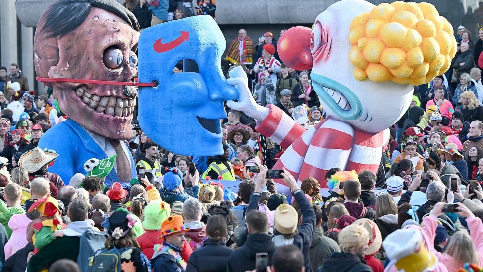 Die Bundestagswahlen finden wenige Tage vor dem Straßenkarneval - hier beim Rosenmontag in Düsseldorf - statt (Illustration) Foto: Federico Gambarini/dpa