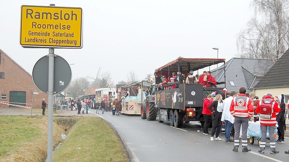 Der Karnevalsumzug durch Ramsloh ist stets ein Spektakel, an dem nicht nur Hunderte von Kostümierten beteiligt sind, sondern das auch Tausende von Schaulustigen an die Straßen lockt. Zum 66-jährigen Bestehen der Karnevalsgesellschaft Ramsloh, KVG, findet der Umzug wegen der vorgezogenen Bundestagswahl einen Tag früher statt als sonst, nämlich bereits am Sonnabend, 22. Februar 2025. Archivfoto: GA