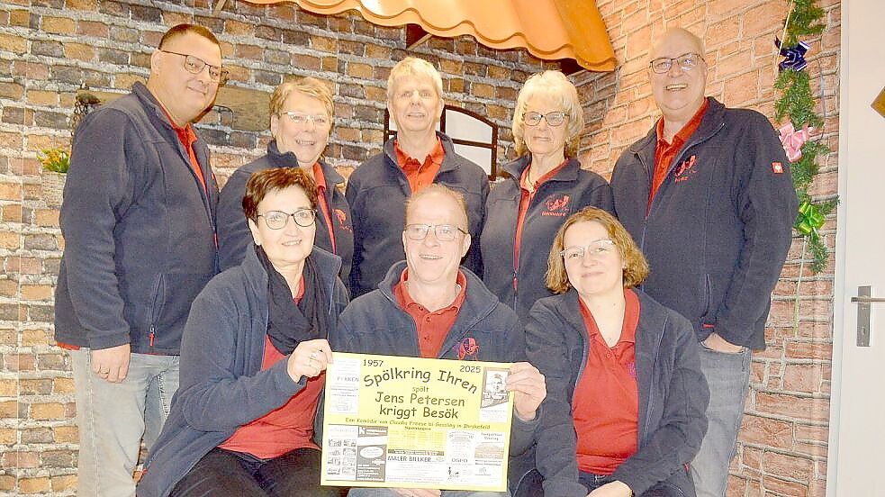 Die Theatergruppe „Spölkring Ihren“ will das Zwerchfell der Besucher mit ihrem neu einstudierten plattdeutschen Stück „Jens Petersen kriggt Besök“ zum Beben bringen. Das Foto zeigt (hintere Reihe von links) Harald Haase, Anna Gerda Bluhm, Siegfried Klaaßen, Hannelore Heidergott, Heinz Wiemers sowie (sitzend von links) Hannelore Jung, Wilfried Freesemann und Silke Niemand. Foto: Weers