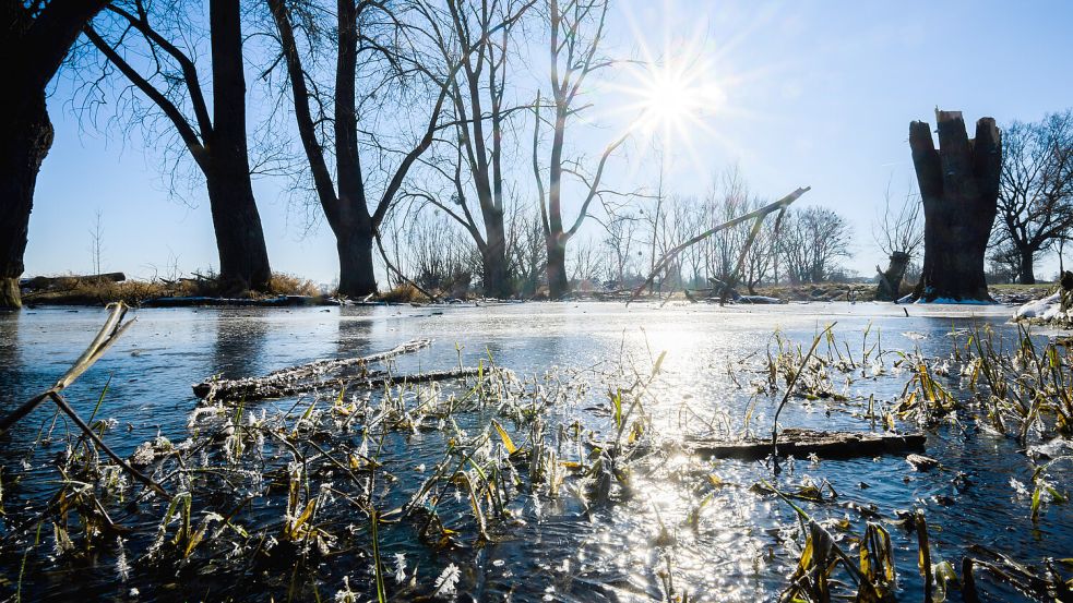 In den kommenden Tagen erwartet die Menschen in Niedersachsen ein krasser Wetterumschwung. Foto: dpa/Julian Stratenschulte