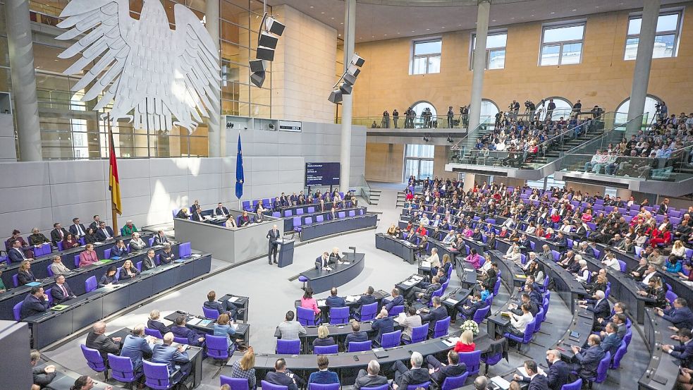 Mit der neuen Wahlordnung soll der Bundestag verschlankt werden. In Zukunft wird es nur noch 630 Sitze geben. Foto: DPA