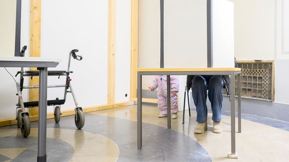 Ob ein Kind mit in die Wahlkabine darf, entscheidet im Zweifel der Wahlvorstand vor Ort. Foto: DPA