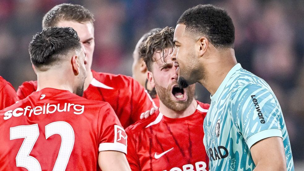 Nach dem gehaltenen Elfmeter nimmt Noah Atubolu die Glückwünsche der Teamkollegen gerne entgegen. Foto: Harry Langer/dpa