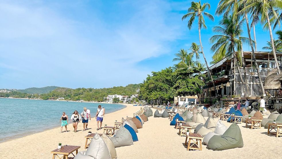 Weiße Strände und Kokospalmen - das lockte einst die Rucksacktouristen nach Koh Samui. Heute ist die Insel ein Massenziel geworden. (Archivbild) Foto: Carola Frentzen/dpa