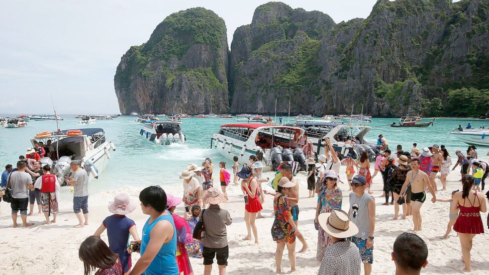 Im Jahr 2000 löste bereits der Film „The Beach“ von Danny Boyle einen Touristenansturm aus. Opfer war die „Maya Bay“ auf Phi Phi Island. (Archivbild) Foto: Sakchai Lalit/AP/dpa