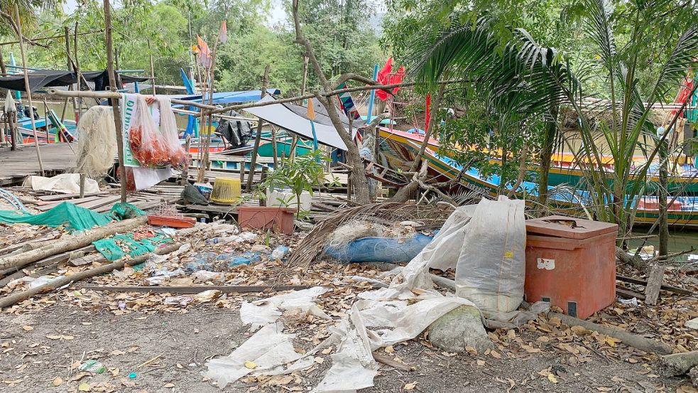 Nicht weit von den Luxusresorts findet sich häufig Müll mitten in der Landschaft. Foto: -/dpa