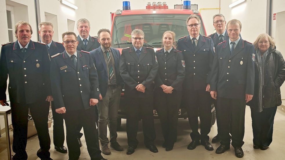 Auf der Jahreshauptversammlung der Feuerwehr Grotegaste trafen sich (von links): Thomas Nehuis, Joachim Lassahn (stellertretender Gemeindebrandmeister), Robert Hensmann, Wilhelm Müntinga-Busemann, Fachbereichsleiter Florian Tautrich, Oliver Schachtner, Lea Hensmann, Thomas Spekker, Frank Harms (Gemeindebrandmeister), Ludwig Uden und die stellvertretende Gemeindebürgermeisterin Gaby Ostholthoff. Foto: Bruns/Feuerwehr Westoverledingen