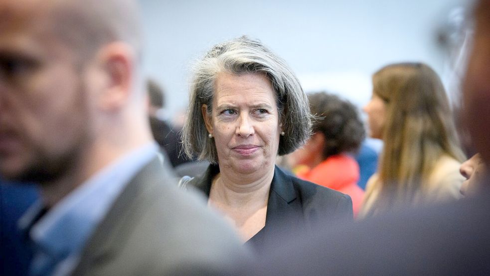 Tamara Zieschang (CDU), ist Innenministerin von Sachsen-Anhalt. In ihrem Bundesland lag das Personenpotenzial im Phänomenbereich „Verfassungsschutzrelevante Delegitimierung des Staates“ in den Jahren 2022 und 2023 jeweils knapp im dreistelligen Bereich. Im vergangenen Jahr hat sich die Zahl nach bisherigen Informationen weiter verringert. Foto: Bernd von Jutrczenka/dpa