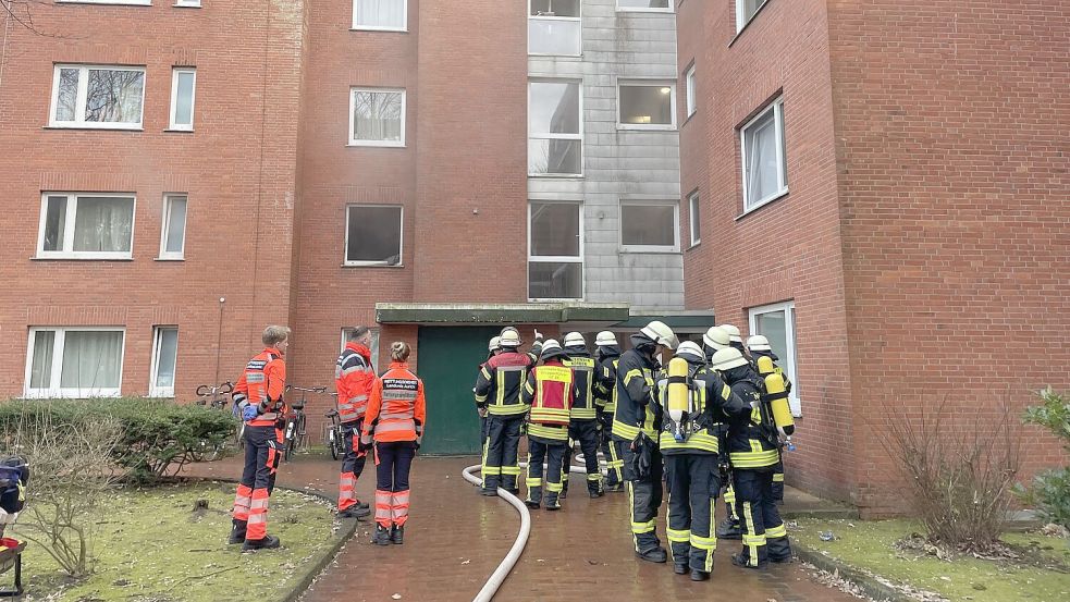 Die Feuerwehr rückte zu dem Mehrfamilienhaus in der Kirchstraße aus. Foto: Feuerwehr Norden