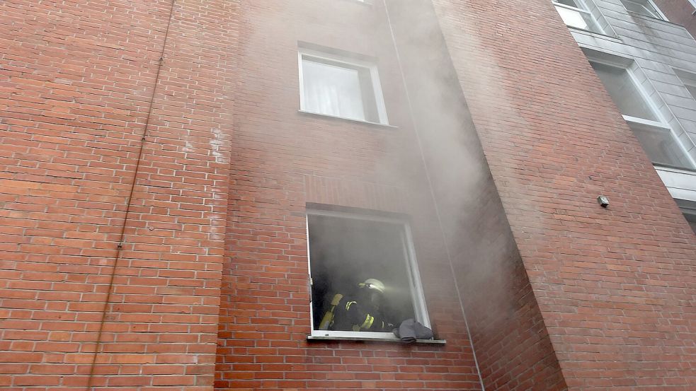 Als das Fenster geöffnet wurde, drang der Qualm aus der Wohnung nach draußen. Foto: Feuerwehr Norden