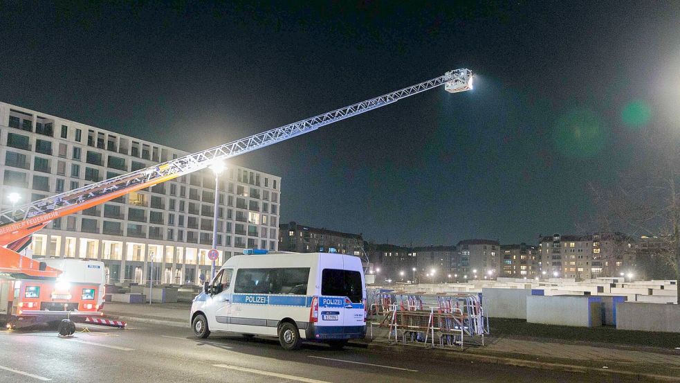 Nach dem Angriff am Freitagabend sucht die Polizei den Tatort ab. Foto: Carsten Koall/dpa