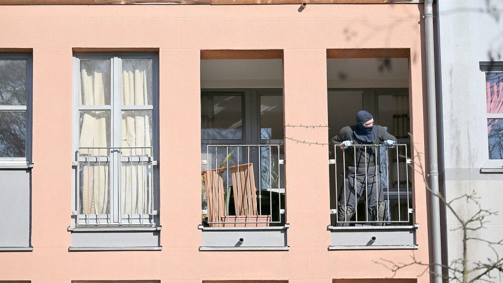 Sprengstoffverdacht im Zusammenhang mit den Ermittlungen wegen eines mutmaßlichen Anschlagsplans: Die Polizei findet einen verdächtigen Gegenstand in einer Wohnung in Potsdam. Foto: Michael Bahlo/dpa