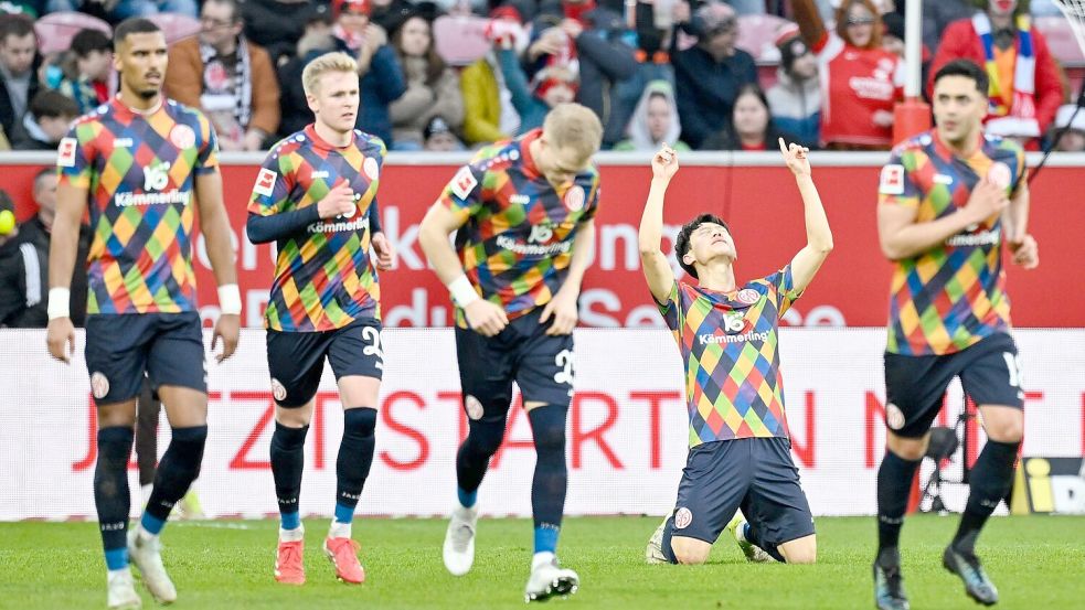 Stoßgebet zum Himmel: Mainzer Jae-Sung Lee nach seinem Tor Foto: Uwe Anspach/dpa