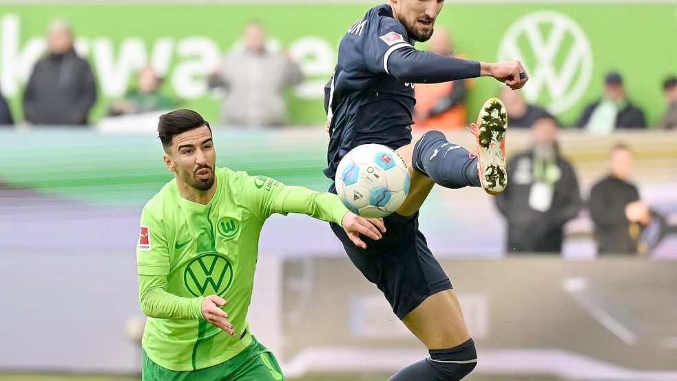 Wolfsburger Großchance: Bochums Erhan Masovic (r) klärt den Ball gerade noch rechtzeitig vor Mohamed Amoura. Foto: Swen Pförtner/dpa