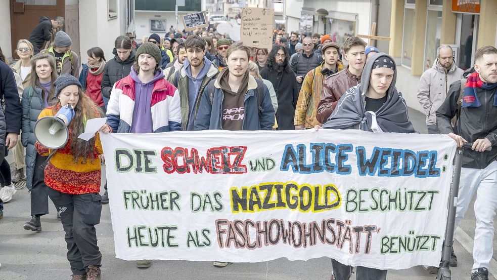 In der Schweiz hat sich am Wohnort von Alice Weidel Protest formiert. Foto: Urs Flueeler/KEYSTONE/dpa