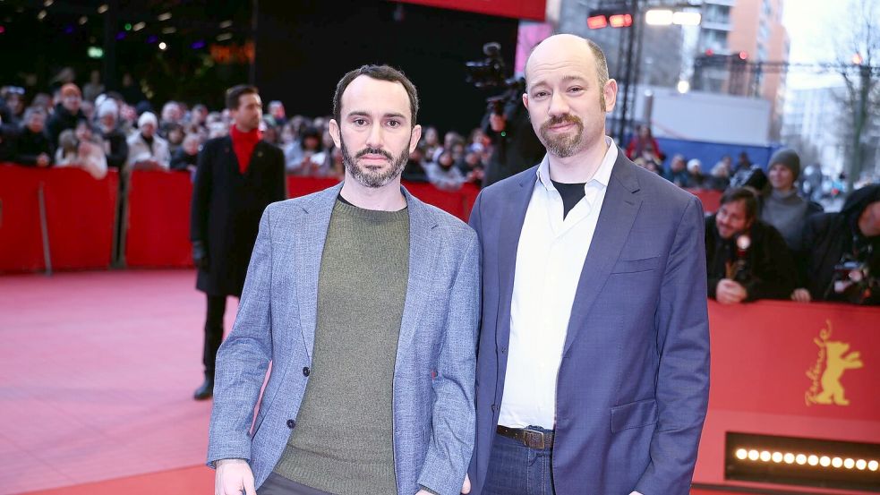 Der Film „Holding Liat“ von Regisseur Brandon Kramer (l) gewann den Dokumentarfilm-Preis. Foto: Christoph Soeder/dpa