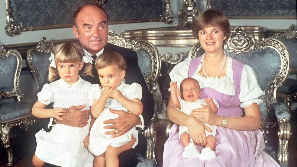 Gloria Fürstin von Thurn und Taxis als junge Mutter mit ihrem Mann, Johannes Fürst von Thurn und Taxis, und den drei Kindern (l-r) Maria Theresia, Elisabeth und Albert im Juni 1983. (Archivbild) Foto: Horst Ossinger/dpa