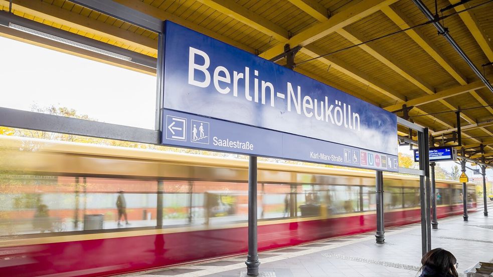 Die Kontrolle fand im Oktober am S-Bahnhof Neukölln statt. (Archivbild) Foto: Christoph Soeder/dpa