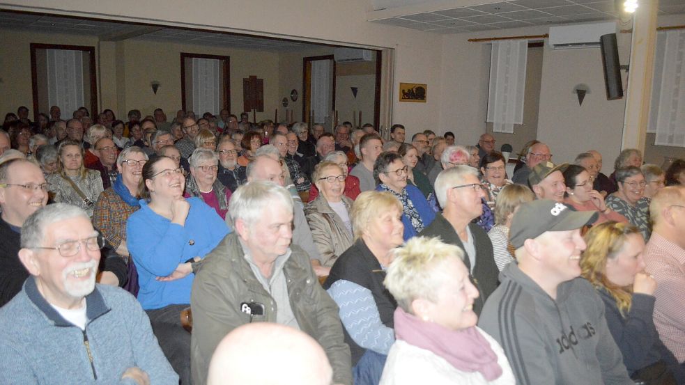 Viel zu lachen hatten die Besucher der Premiere des plattdeutschen Dreiakters „Jens Petersen kriggt Besök“. Den führte der Spölkring Ihren am Sonnabend im Landgasthof Gossling in Ihrenerfeld auf. Foto: Weers