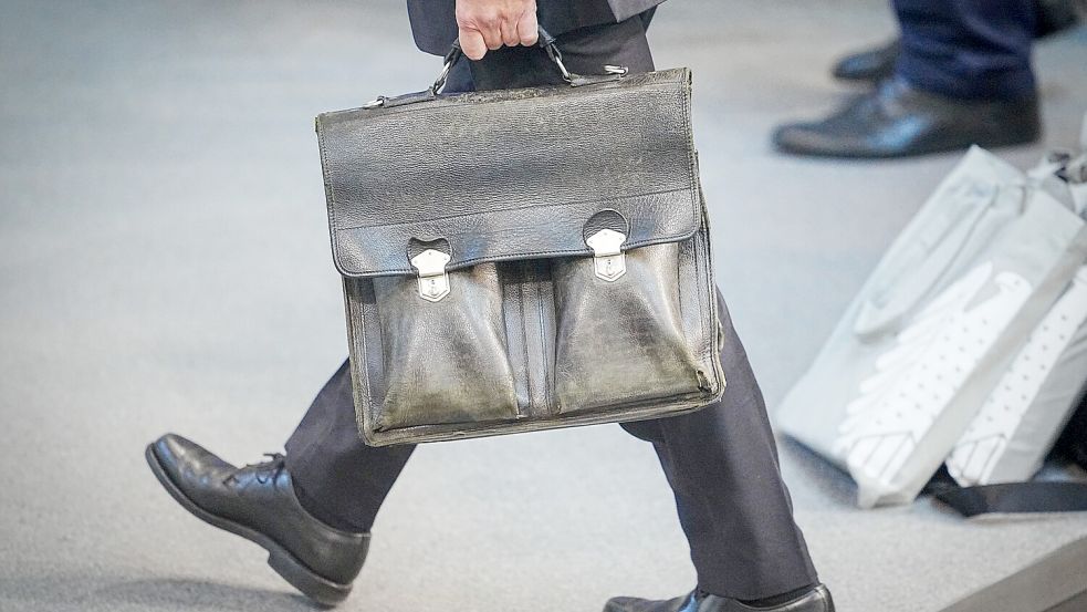 Oft mit Aktentasche unterwegs: Die Abgeordneten im Bundestag. Foto: dpa/Kay Nietfeld