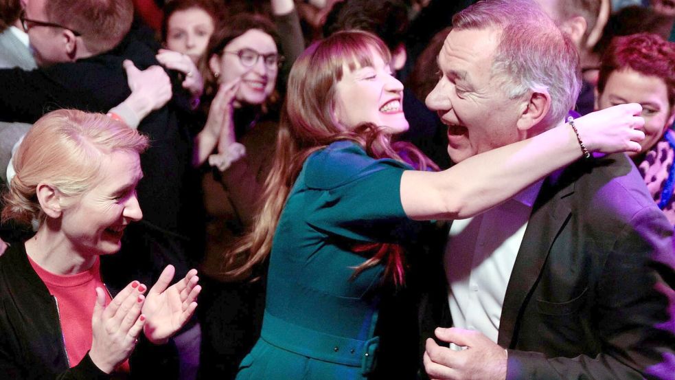 Die Spitzenkandidaten der Linken, Heidi Reichinnek und Jan van Aken, feiern ihren Erfolg. Foto: Carsten Koall/dpa