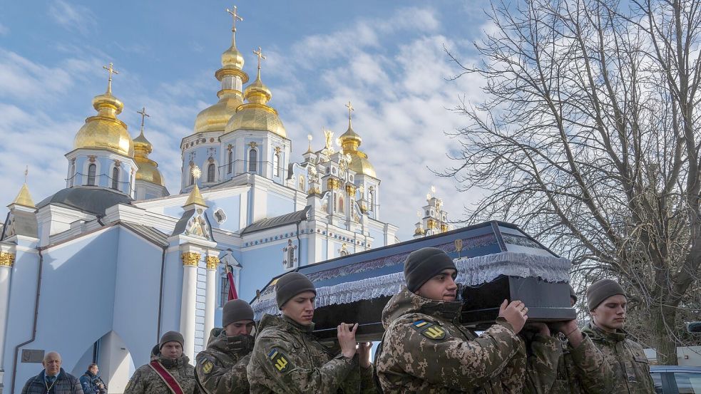 Soldatenbegräbnisse sind für die Ukraine trauriger Alltag. (Archivbild) Foto: Efrem Lukatsky/AP/dpa