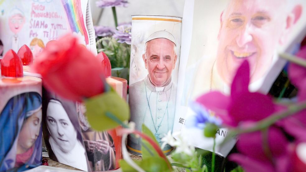 Seit mehr als anderthalb Wochen wird Papst Franziskus in einem Krankenhaus behandelt. Foto: Alessandra Tarantino/AP/dpa