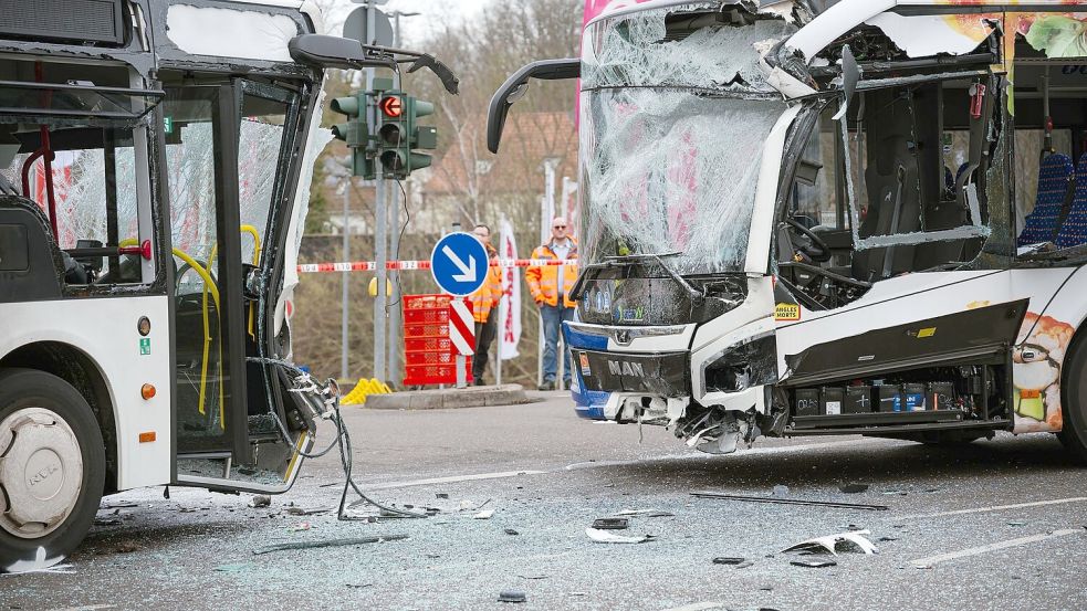 In Saarbrücken prallten zwei Linienbusse zusammen. Foto: Oliver Dietze/dpa