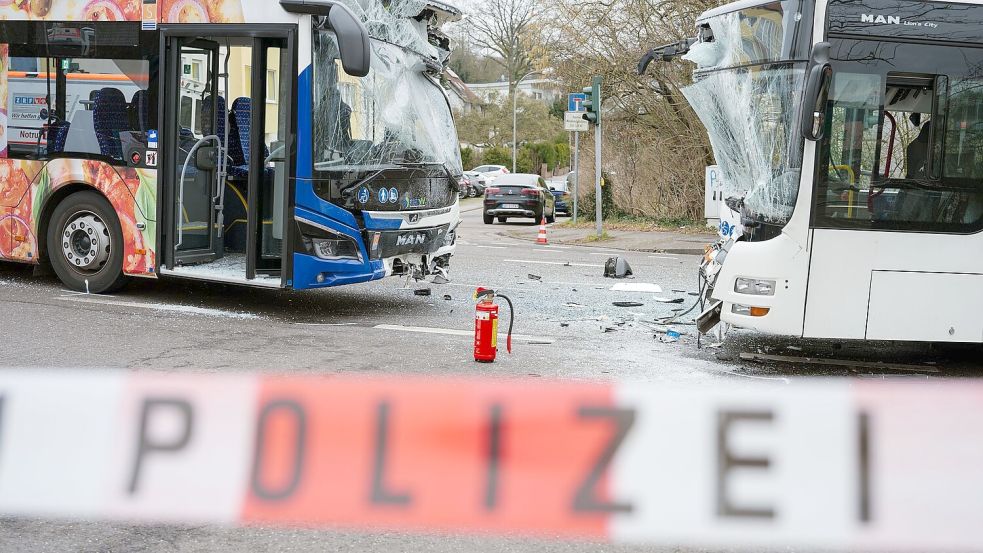 Die Busse standen nach dem Unfall mitten auf der Kreuzung. Foto: Oliver Dietze/dpa