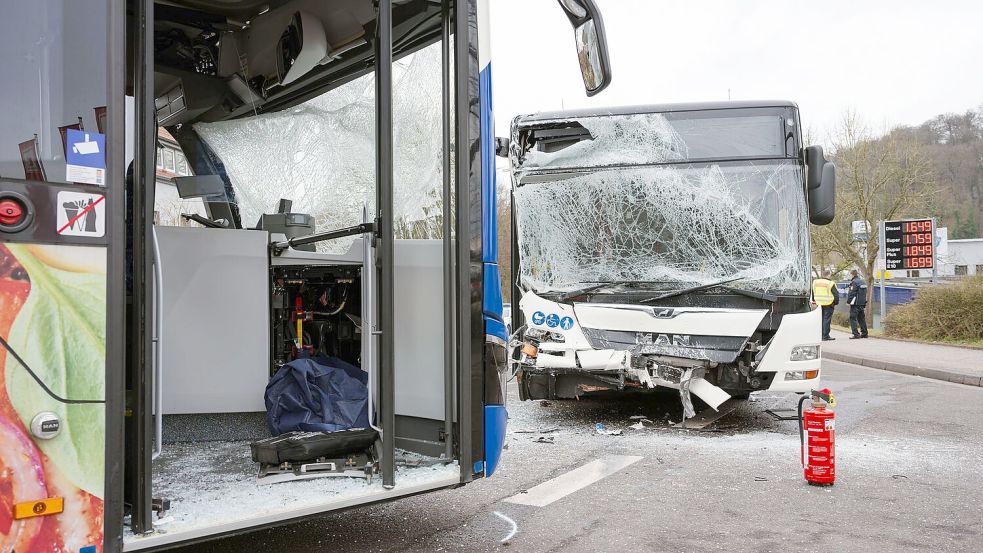 Wie es zu dem Unfall kam, ist noch unklar. Foto: Oliver Dietze/dpa