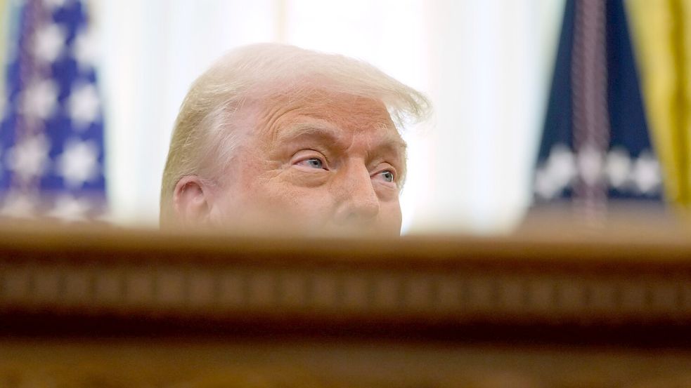 US-Präsident Donald Trump spricht zu Journalisten, nachdem er ein Dekret im Oval Office des Weißen Hauses unterzeichnet hat. (Archivbild) Foto: Ben Curtis/AP/dpa