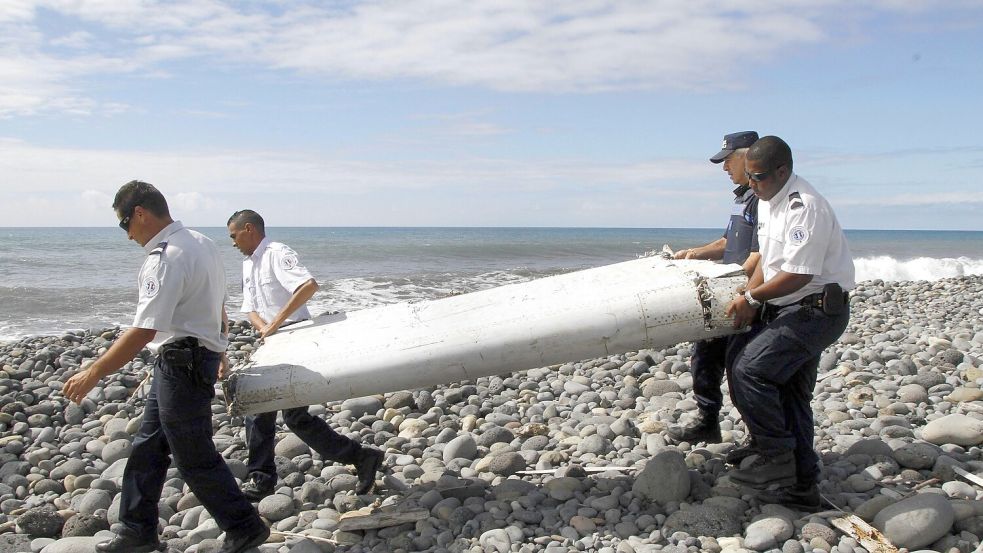 Bisher wurden nur ein paar Dutzend Wrackteile gefunden - nicht aber der Rumpf des Flugzeugs. (Archivbild) Foto: Raymond Wae Tion/MAXPPP/QUOTIDIEN DE LA REUNION/dpa