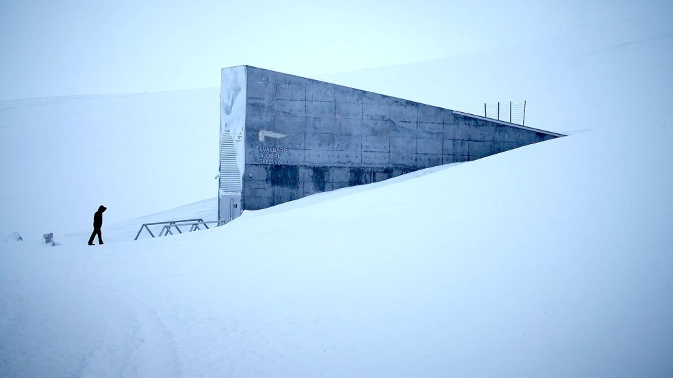 Eine schwere Stahltür führt eingebettet in einen spektakulären Betoneingang ins Innere eines schneebedeckten Berges. (Archivbild) Foto: Steffen Trumpf/dpa